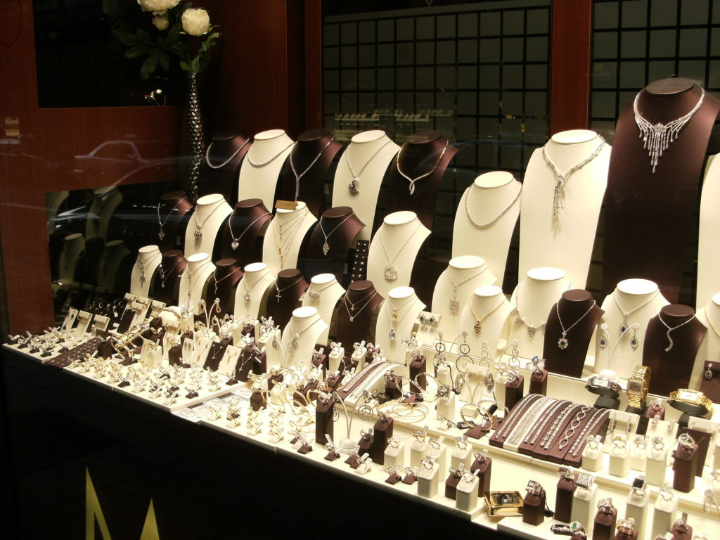 Wystawa sklepu z biżuterią