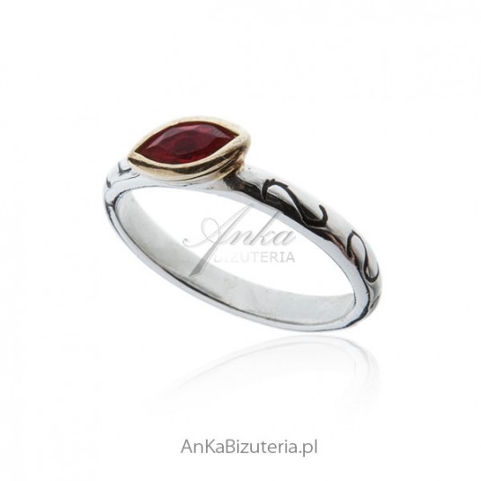 Srebrny pierścionek z rubinową cyrkonią