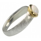 Piękny pierścionek srebrny z białym naturalnym opalem 