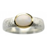 Piękny pierścionek srebrny pozłacany z białym naturalnym opalem