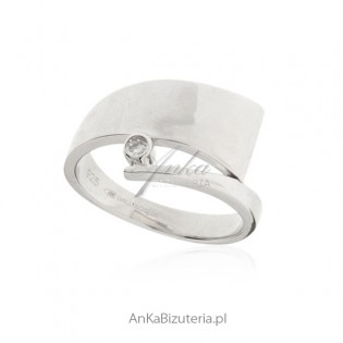 Piękny pierścionek srebrny z cyrkonią Dall Aqua