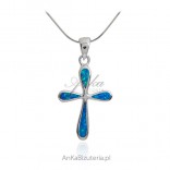 Krzyżyk srebrny z niebieskim opalem australijskim