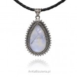 Biżuteria srebrna Piękna stylowa zawieszka z naturalnym kamieniem księżycowym - kamieniem szczęścia