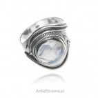 Przepiękny pierścionek srebrny z kamieniem księżycowym