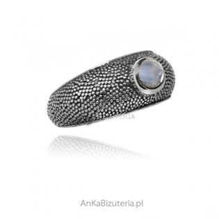 Oryginalny pierścionek srebrny z kamieniem księżycowym oksydowany