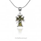 Krzyżyk srebrny z zielonym bursztynem