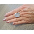 Srebrny pierścionek z kamieniem księżycowym - wyjątkowa błękitna poświata