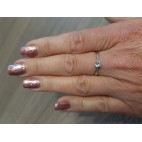 Subtelny pierścionek srebrny z białą cyrkonią