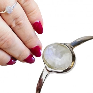 Subtelny pierścionek srebrny z owalnym kamieniem księżycowym