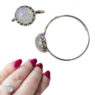 Subtelny pierścionek srebrny z kamieniem księżycowym w oksydowanym koszyczku