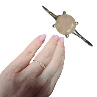 Subtelny pierścionek srebrny z pięknym naturalnym opalem