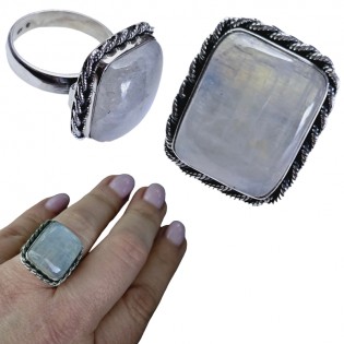 Pierścionek srebrny z kamieniem księżycowym w oksydowanej ozdobnej oprawie