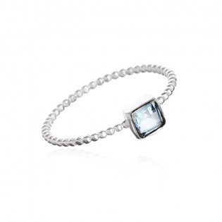Subtelny pierścionek srebrny z niebieskim blue topazem