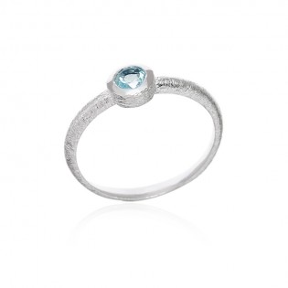 Subtelny pierścionek srebrny z blue topazem