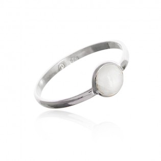 Pierścionek srebrny z małym okrągłym kamieniem księżycowym