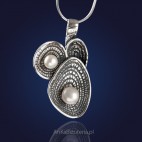 Oryginalna biżuteria: "Perły w muszelkach" - wisiorek srebrny z naturalnymi perłami.