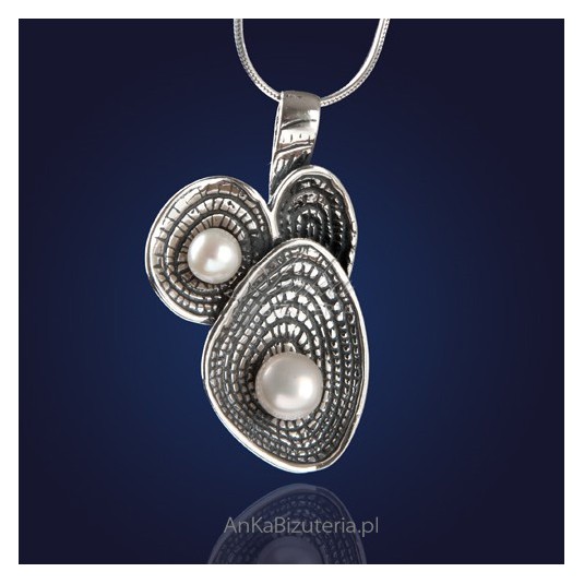 Oryginalna biżuteria: "Perły w muszelkach" - wisiorek srebrny z naturalnymi perłami.