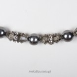 Srebrny naszyjnik z kryształami Swarovskiego i perłami.