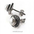 Minimalistycznie i pięknie - srebrne kolczyki z markazytami i perełkami