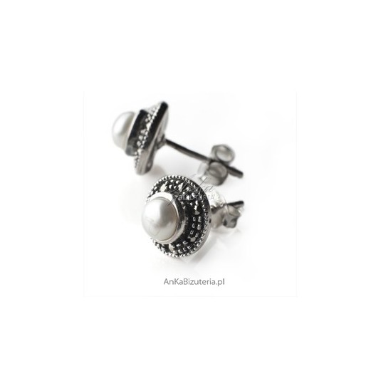 Minimalistycznie i pięknie - srebrne kolczyki z markazytami i perełkami
