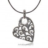 Modna biżuteria - wisiorki srebrne - Serce srebrne z markazytami
